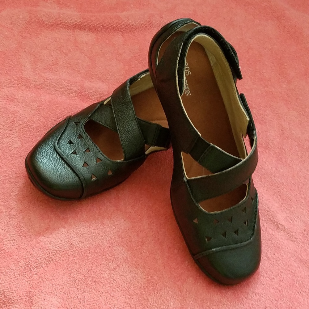 Flat black shoes size 5